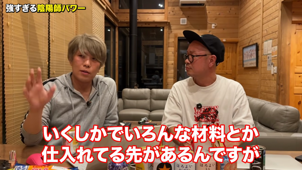 コヤッキーが仕入れに関する経緯を説明する動画の場面